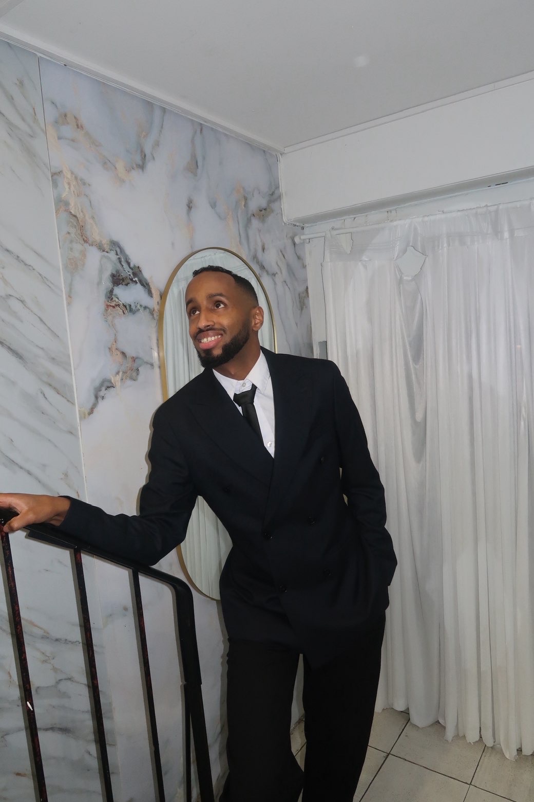 Abdi i dress på trapp