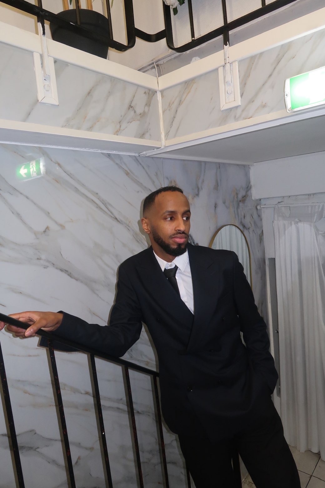 Abdi i formell antrekk